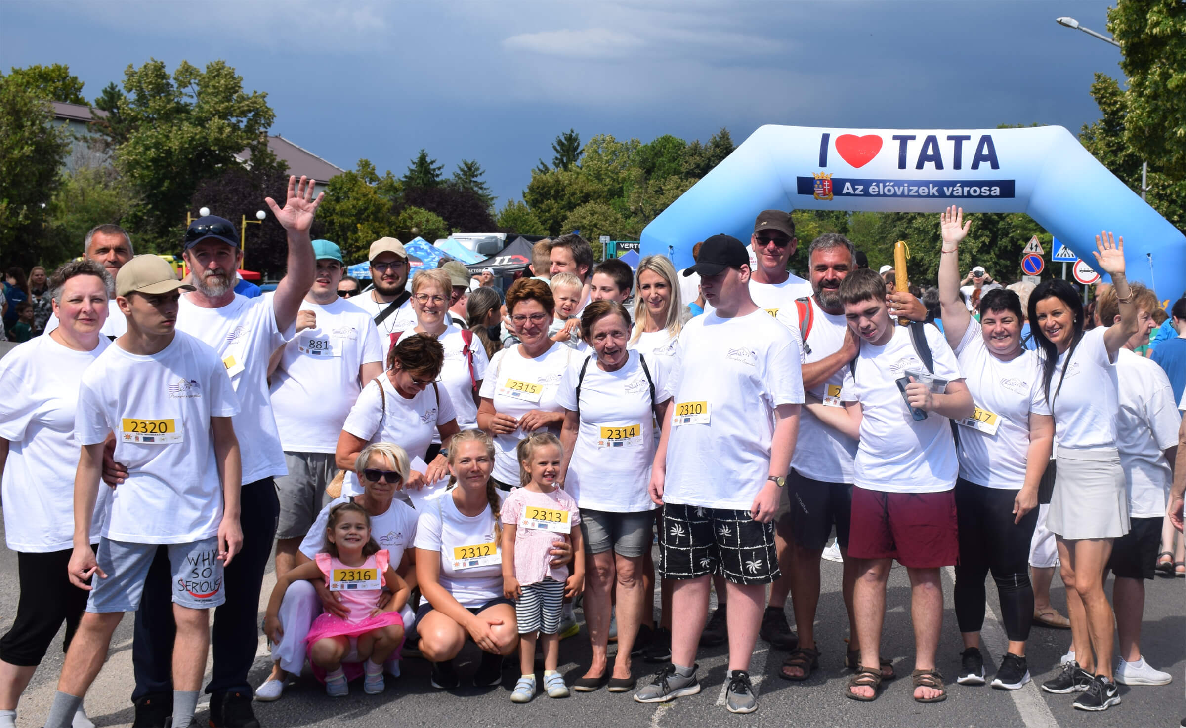 Autista gyermeket nevelő család közösen játszik építőkockával.
